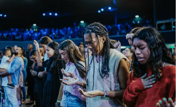 Hoe het Pinkpopterrein transformeert in een worship-zone