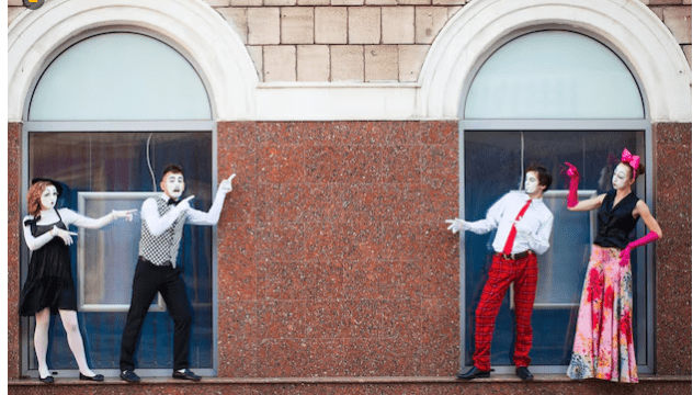 Hoe de historische theaterstraat ook tijdens de festivalmaanden zijn identiteit probeert te beschermen