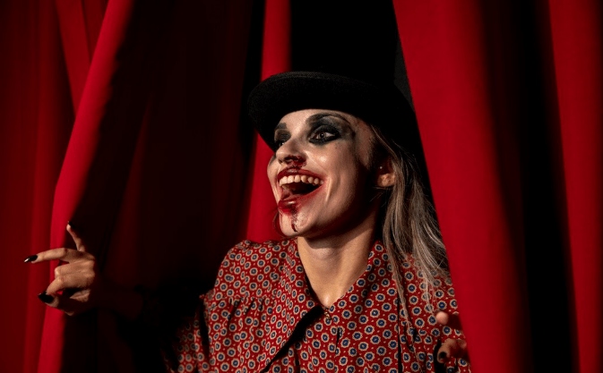 De comeback van het politieke cabaret: Waarom lachen in het theater weer gevaarlijk mag zijn