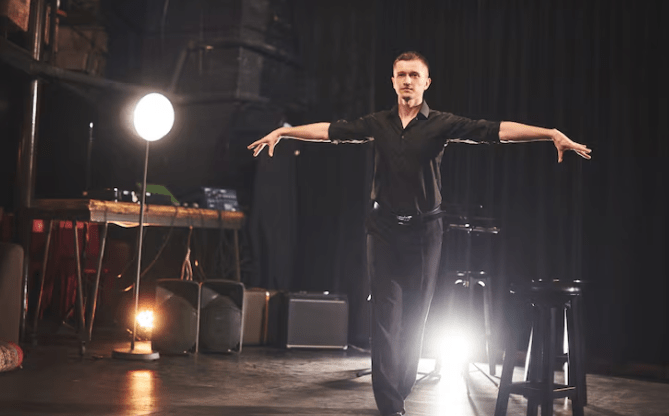 Het post-menselijke theater: Wat er overblijft van de bühne als de acteur overbodig wordt