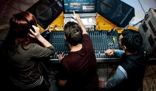 Waarom de bühne in München experimenteert met AI-generatieve soundscapes die reageren op de hartslag van het publiek Waarom de bühne in München experimenteert met AI-generatieve soundscapes die reageren op de hartslag van het publiek