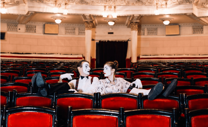 Waarom het Theatertreffen in Berlijn dit jaar kiest voor voorstellingen die de toeschouwer fysiek raken