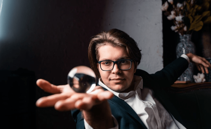 Waarom de prestigieuze Zilveren Leeuw voor theater naar de jonge regisseur Mario Banushi ging