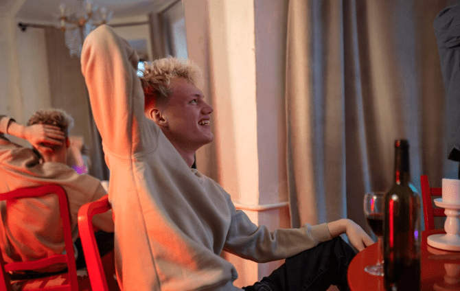 De intimiteit van de huiskamer: Waarom het Fringe Festival in Amsterdam de theaters links laat liggen