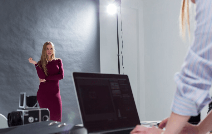 De bühne gecodeerd: Hoe AI-gestuurde belichting de sfeer van een voorstelling in milliseconden kan aanpassen