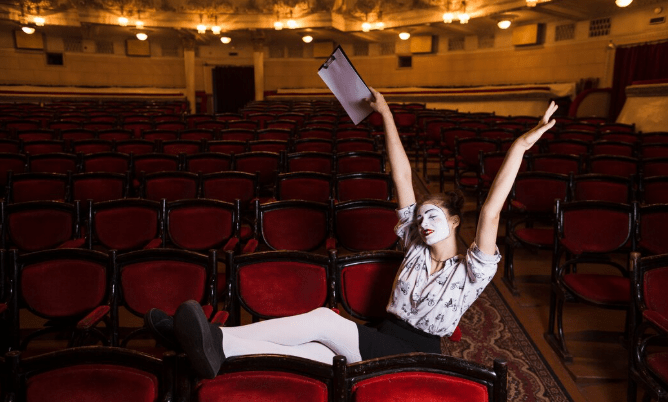 De opkomst van het micro-theater: Waarom we geen grote zalen meer nodig hebben in Amsterdam