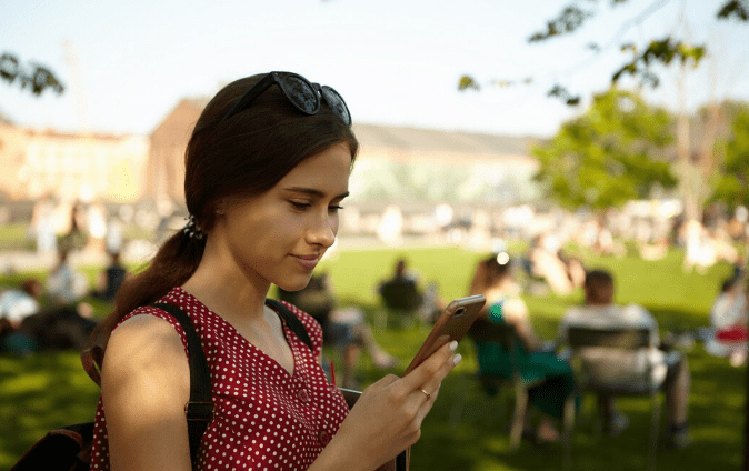 De opkomst van de festival-apps: Hoe technologie onze privacy op het festivalterrein langzaam maar zeker uitholt